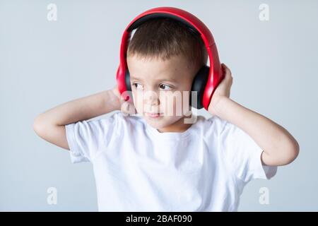 Junge Kinder genießen Rhythmen beim Musikhören über Kopfhörer Stockfoto