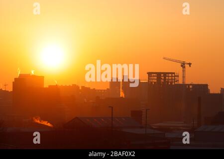 Sonnenaufgang in Leeds mit Wellington Place im Bau Stockfoto