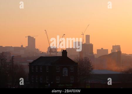 Ein altes Gebäude bleibt in Leeds, da moderne Gebäude und neue Entwicklungen die Skyline dominieren Stockfoto