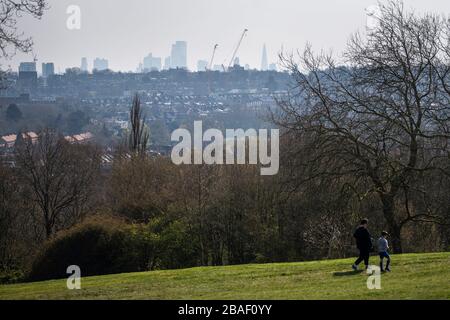 Spaziergänger im Alexandra Palace, North London, während Großbritannien weiterhin im Sperrfall bleibt, um die Verbreitung des Virus einzudämmen. Stockfoto