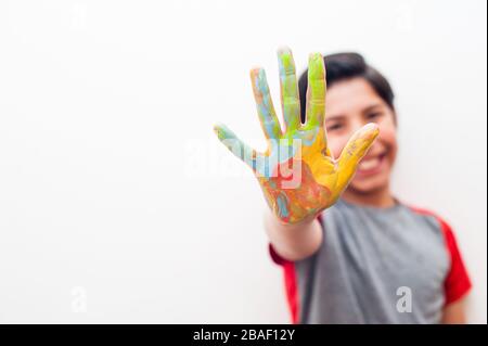 Der junge Junge macht gerne zu Hause Kunsthandwerk Stockfoto