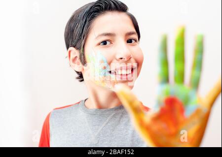 Der junge Junge macht gerne zu Hause Kunsthandwerk Stockfoto