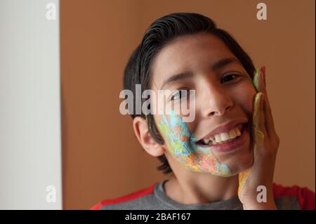 Der junge Junge macht gerne zu Hause Kunsthandwerk Stockfoto