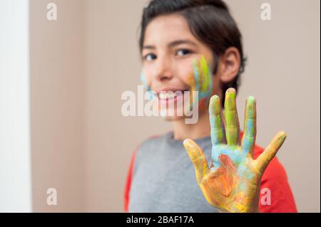 Der junge Junge macht gerne zu Hause Kunsthandwerk Stockfoto