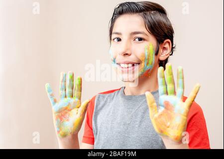 Der junge Junge macht gerne zu Hause Kunsthandwerk Stockfoto