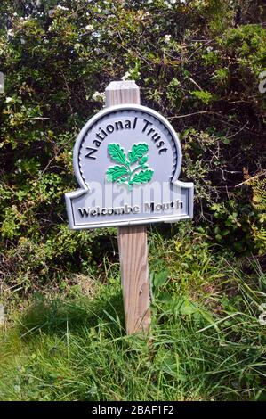 Metal National Trust Wegweiser für Welcombe Mouth am South West Coast Path, North Devon. England, Großbritannien. Stockfoto