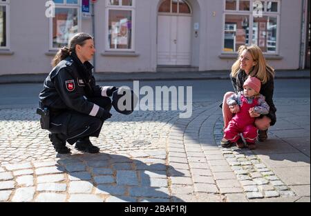 27. März 2020, Niedersachsen, üneburgisch: Nicoline Wiermann (l), Ansprechpartnerin der Polizei, Gespräche mit Levke und ihrer Mutter Heike. Die Polizistin überwacht unter anderem die Einhaltung des Kontaktverbots und ist Ansprechpartnerin für Bürger. Foto: Philipp Schulze / dpa Stockfoto