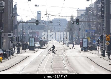 Amsterdam, Niederlande. März 2020. Ein allgemeiner Blick auf die Straße die Menschen fahren mit dem Fahrrad und gehen in der Nähe von Meseumplein am 27. März 2020 in Amsterdam, Niederlande. Der niederländische Justiz- und Sicherheitsminister Ferdinand Grapperhaus hat neue strengere Maßnahmen zur Bekämpfung der Ausbreitung von Coronavirus in Parks, Straßen und öffentlichen Räumen angeordnet, die Menschen müssen soziale Distanzierung üben und 1,5 Meter halten, dies für eine Gruppe von drei Personen oder mehr (die nicht Familie sind). Eine Geldstrafe von 400 Euro wird ausgehändigt. (Foto von Paulo Amorim/Sipa USA) Credit: SIPA USA/Alamy Live News Stockfoto