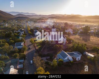 Luft über dem kleinen Dorf der Stadt, in Südafrika, McGregor Stockfoto