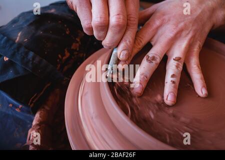 Professionelle Töpfer, die Schüssel in der Töpferwerkstatt, Studio Stockfoto