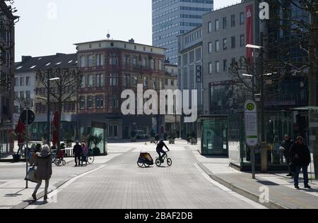 München, Deutschland. März 2020. In der Fußgängerzone sind nur wenige Menschen unterwegs. Um das Corona-Virus einzudämmen, hat Nordrhein-Westfalen alle Zusammenkünfte von drei oder mehr Menschen in der Öffentlichkeit verboten. Credit: Bernd Thissen / dpa / Alamy Live News Stockfoto