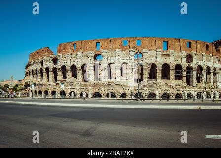 Das Kolosseum von außen, römische Architektur mit Steinen. Altes und historisches Denkmal in Europa. An einem sonnigen Tag mit blauem Himmel. Kolosseum. Stockfoto