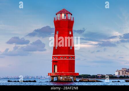 Ein farbenfroher Leuchtturm markiert den Eingang zur Sunda Kelapa (Alter Hafen), Jakarta, Indonesien. Stockfoto