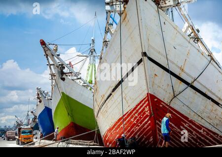 Traditionelle Segelschiffe Aus Holz (Pinisi) Im Alten Hafen Von Sunda Kelapa, Jakarta, Indonesien. Stockfoto