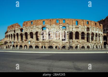 Das Kolosseum von außen, römische Architektur mit Steinen. Altes und historisches Denkmal in Europa. An einem sonnigen Tag mit blauem Himmel. Kolosseum. Stockfoto