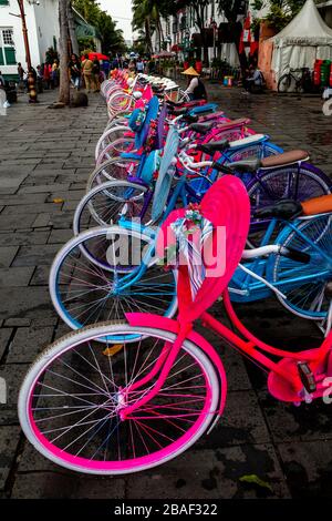 Bunte Fahrräder Können Sie Am Taman Fatahillah Square, Der Altstadt Von Jakarta, Jakarta, Indonesien Mieten. Stockfoto