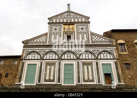 Fassade der Basilika San Miniato al Monte (St. Minias auf dem Berg) in Florenz, Italien. Stockfoto