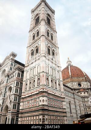 Architektonische Sehenswürdigkeiten der Kathedrale Santa Maria del Fiore (Dom di Firenze) in Florenz, Italien. Stockfoto