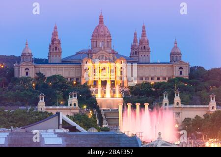 Luftbild des Tanzmagischen Brunnens auf dem Platz Placa Espanya in Barcelona bei Sonnenuntergang, Katalonien, Spanien Stockfoto