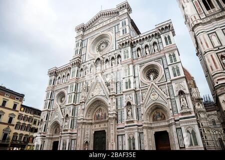 Architektonische Sehenswürdigkeiten der Kathedrale Santa Maria del Fiore (Dom di Firenze) in Florenz, Italien. Stockfoto