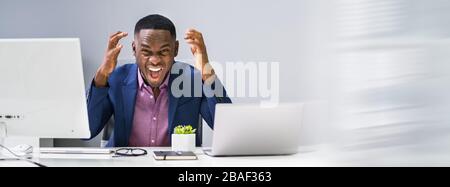 Banner Des Wütenden Afrikanischen Kaufmanns, Der Im Büro Schreit Stockfoto