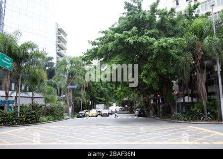 Blick auf die Avenida Afrânio de Melo Franco von der AV. Ataulfo de Paiva in Leblon, Ipanema - Rio, Brasilien Stockfoto