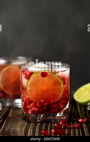 Granatapfel Gimlet - ein Cocktail auf Gin-Basis mit Limettensaft, Gin kann durch Wodka ersetzt werden. Stockfoto