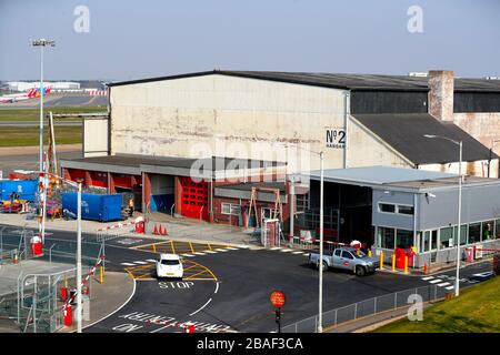 Ein allgemeiner Blick auf Hangar 2 auf dem Flughafen Birmingham, da Gespräche über die Einrichtung einer temporären Leichenhalle am Flughafen mit Platz für bis zu 12.000 Leichen in einem Worst-Case-Szenario inmitten des Covid-19-Ausbruchs geführt wurden. Stockfoto