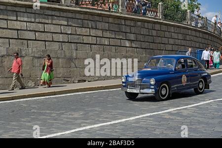 Moskau, Russland, GAZ-M20 Pobeda, Gorkyclassic-Oldtimer-Rennen durch die Straßen der Stadt, stilisiert Stockfoto