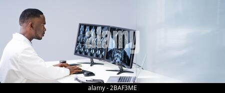 Reife männliche Arzt untersucht Wirbelsäule X-ray In der Klinik Stockfoto