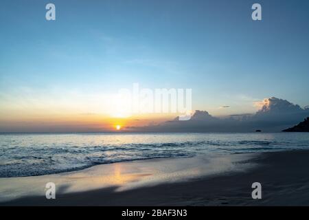 Junge Frauen sitzen am Strand von Anse Petit auf der Insel Mahe Seychellen Stockfoto