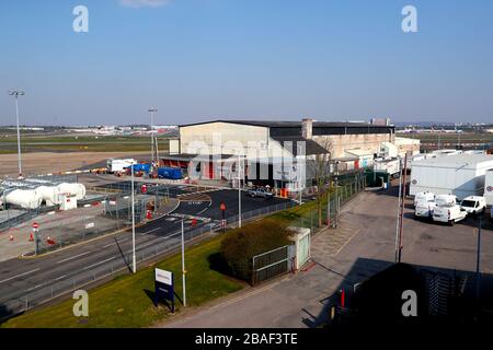 Ein allgemeiner Blick auf Hangar 2 auf dem Flughafen Birmingham, da Gespräche über die Einrichtung einer temporären Leichenhalle am Flughafen mit Platz für bis zu 12.000 Leichen in einem Worst-Case-Szenario inmitten des Covid-19-Ausbruchs geführt wurden. Stockfoto