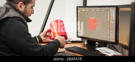 Grafikdesigner und 3D-Programmanimator arbeiten am Computer im Büro Stockfoto