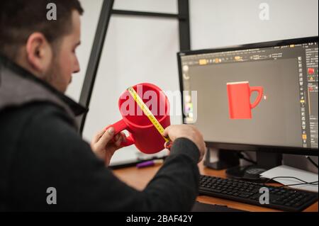 Grafikdesigner und 3D-Programmanimator arbeiten am Computer im Büro Stockfoto
