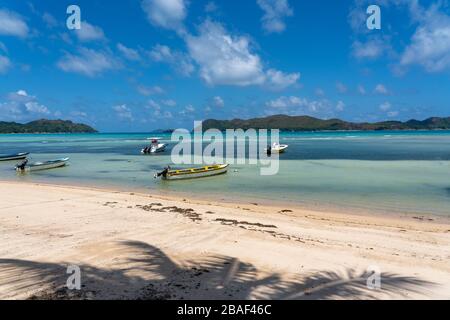 Blick auf den Strand von Praslin Island Seychellen Stockfoto
