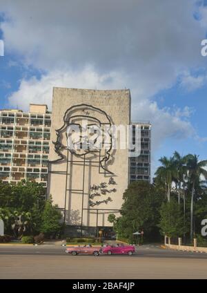 Oldtimer vor Che Guevara, Plaza de la Revolucion, Havanna, Kuba Stockfoto