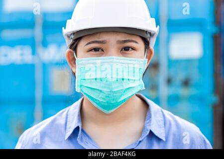 Asiatische Arbeiter tragen eine Gesichtsmaske zum Schutz von Staubrauch und Corona-Virus während der Arbeit am Arbeitsplatz. Stockfoto