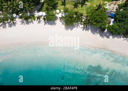 Blick auf den Strand von Anse Petit auf die Insel Seychelles Mahe Island Stockfoto