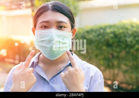 Personen, die eine einmal-Gesichtsmaske zum Schutz vor Corona-Viren verwenden, Kovid 19 Stockfoto