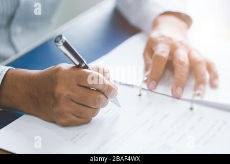 Nahaufnahme älteres Schreibpapier mit Kugelschreiber im Büroschreibtisch. Stockfoto