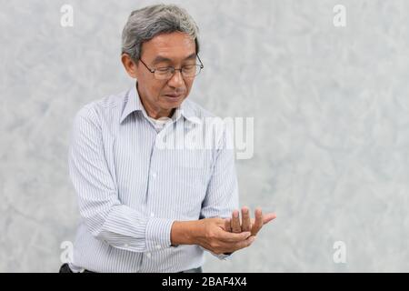 Schmerzen in der älteren Hand mit Triggerfinger oder rheumatoider Arthritis. Stockfoto