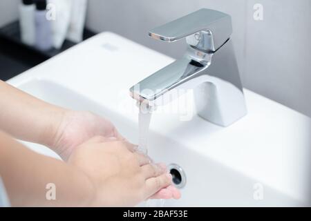 Händewaschen, Fingerreinigung zum Schutz vor Corona-Viren und gute Hygiene für ein gesundes Leben. Stockfoto