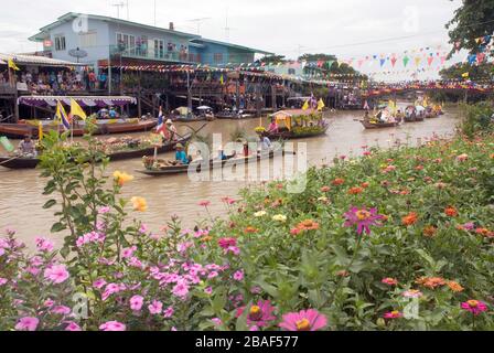 Schöne Blumenboote in der schwimmenden Parade, das einzigartige jährliche Kerzenschwimmfest LAD Chado der Buddhistin, das im LAD Chado Kanal in Thailand geliehen wurde. Stockfoto