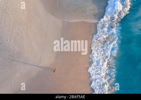 Von oben aus der Drohne blickt man auf mächtige Surfwellen, die auf den weißen Sand des Anse Intendance Beach, Mahe Island, Seychellen stürzen Stockfoto