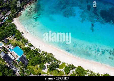 Blick von der Drohne auf das luxuriöse Strandresort mit Swimmingpool, Strand und türkisfarbener Bucht, Anse Petite, Mahe, Seychellen Stockfoto