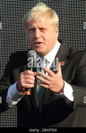 26. Juli 2012, London, Großbritannien: (EditorÂ€™S HINWEIS: Bild archiviert 26/07/2012).Boris Johnson im Coca Cola Olympic Torch Relay Finale - der letzte Fackelträger kommt, um den Kessel zu beleuchten - im Hyde Park, London..Premierminister Boris Johnson MP hat positiv auf Coronavirus getestet, Downing Street hat angekündigt, dass Johnson leichte Symptome hat und sich in Downing Street selbstisoliert. Er werde weiterhin für den Umgang der Regierung mit der Krise verantwortlich sein, fügte die Erklärung hinzu. (Bild: © Keith Mayhew/SOPA Bilder über ZUMA Wire) Stockfoto