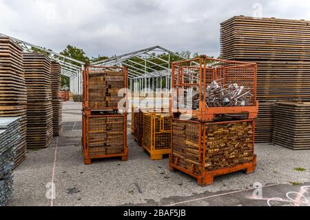 Standbau einer regionalen Messe, Zeltkonstruktion, Holzpfosten und Holzbretter für den Zeltboden auf dem Stapel, Zelte im Hintergrund, Alu Stockfoto