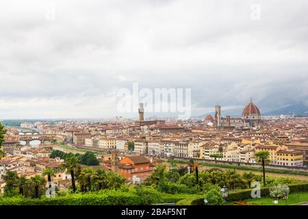 Trübes Stadtbild von Florenz - Dom, Palazzo Vecchio - Panoramablick auf Florenz von der Piazza Michelangelo Stockfoto