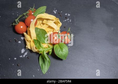 Rohzutaten für Tomaten und Basilikum Stockfoto