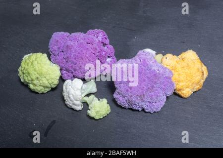 Frische Zutaten aus weißem, grünem, gelbviolettem Blumenkohl Stockfoto